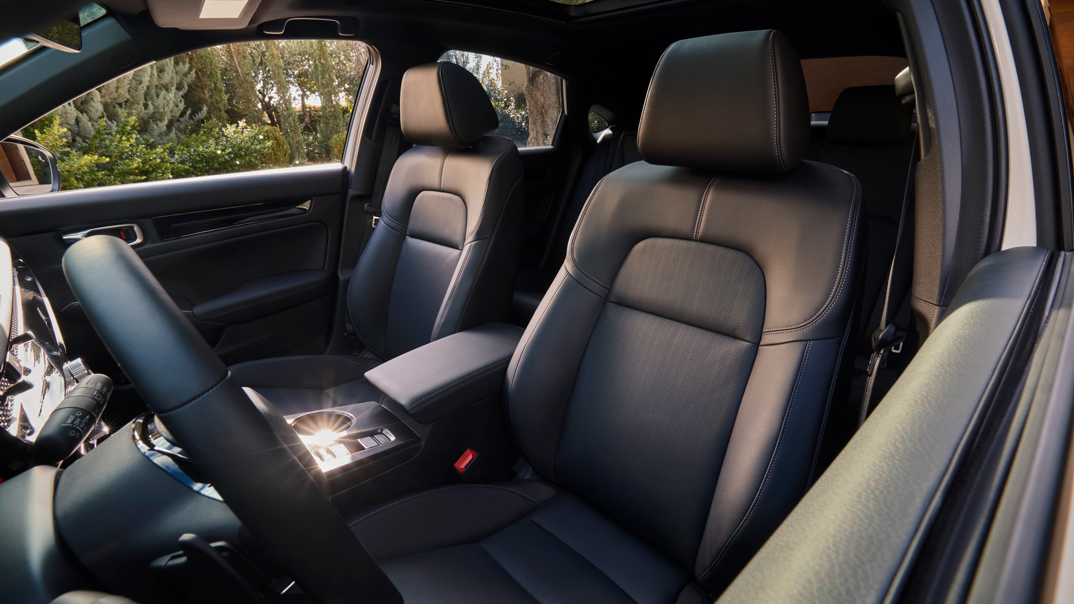 Het interieur van de Civic Hybrid met de voorzetels.